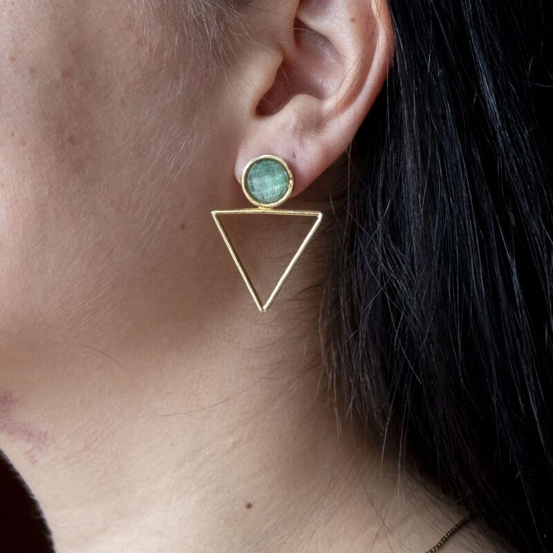 Triangle earrings with light blue stone – handmade geometric earrings by Sunny Designs. σκουλαρίκια τρίγωνο γαλάζια πέτρα, γεωμετρικά σκουλαρίκια, minimal γυναικεία σκουλαρίκια, Sunny Designs κοσμήματα, χειροποίητα σκουλαρίκια Ελλάδα, πέτρα γαλάζια, μοντέρνα κοσμήματα, boho chic σκουλαρίκια