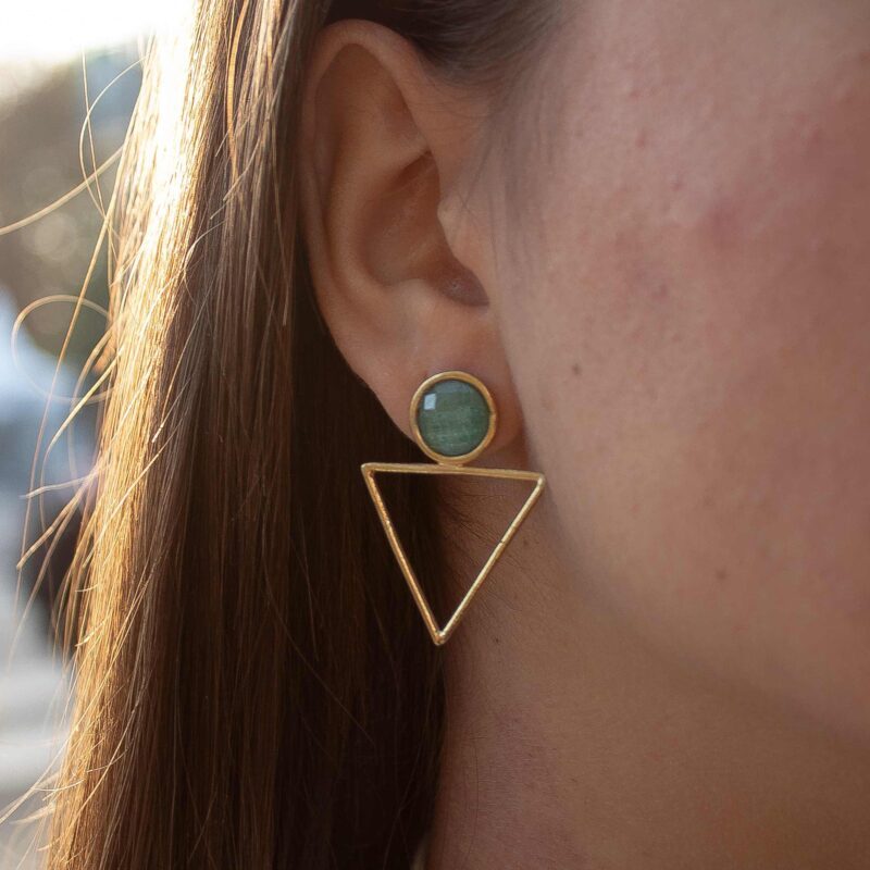 Triangle earrings with light blue stone – handmade geometric earrings by Sunny Designs. σκουλαρίκια τρίγωνο γαλάζια πέτρα, γεωμετρικά σκουλαρίκια, minimal γυναικεία σκουλαρίκια, Sunny Designs κοσμήματα, χειροποίητα σκουλαρίκια Ελλάδα, πέτρα γαλάζια, μοντέρνα κοσμήματα, boho chic σκουλαρίκια