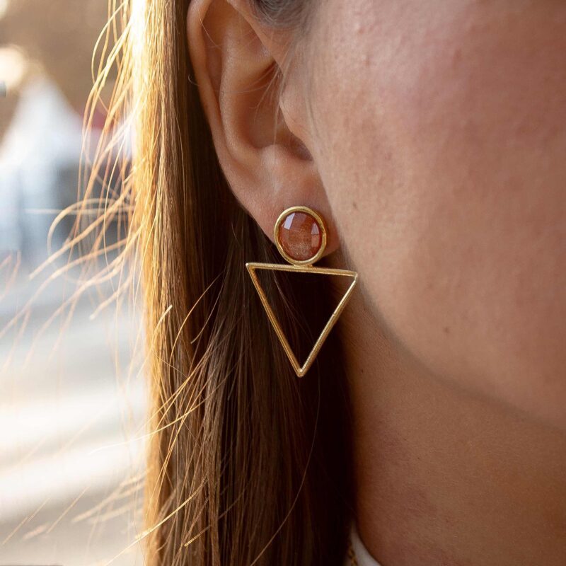 triangle earrings orange stone, geometric earrings, bold color earrings, handmade jewelry Greece, Sunny Designs earrings, modern boho style, orange gemstone earrings, minimalist triangle jewelry. σκουλαρίκια τρίγωνο πορτοκαλί πέτρα, γεωμετρικά σκουλαρίκια, έντονα χρώματα κοσμήματα, Sunny Designs Ελλάδα, χειροποίητα σκουλαρίκια, πορτοκαλί ημιπολύτιμη πέτρα, μοντέρνα σκουλαρίκια, minimal κοσμήματα