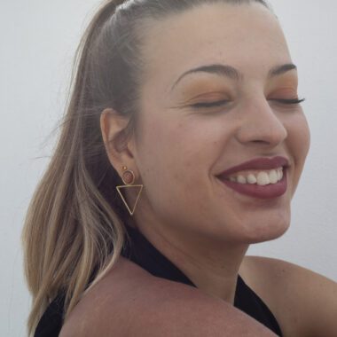 triangle earrings orange stone, geometric earrings, bold color earrings, handmade jewelry Greece, Sunny Designs earrings, modern boho style, orange gemstone earrings, minimalist triangle jewelry. σκουλαρίκια τρίγωνο πορτοκαλί πέτρα, γεωμετρικά σκουλαρίκια, έντονα χρώματα κοσμήματα, Sunny Designs Ελλάδα, χειροποίητα σκουλαρίκια, πορτοκαλί ημιπολύτιμη πέτρα, μοντέρνα σκουλαρίκια, minimal κοσμήματα