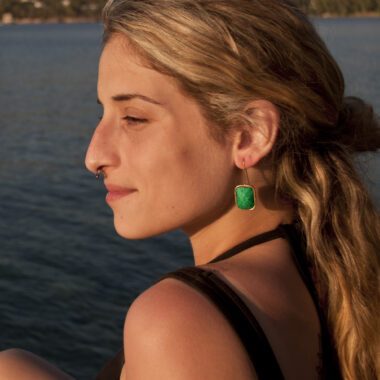 Χειροποίητα σκουλαρίκια Anna σε σχήμα γάντζου με εντυπωσιακές πράσινες πέτρες, σχεδιασμένα από τη Sunny Designs. Αυτά τα κομψά και ελαφριά σκουλαρίκια προσφέρουν μια αναζωογονητική πινελιά χρώματος σε κάθε εμφάνιση και είναι ιδανικά για καθημερινές ή επίσημες περιστάσεις, αποτελώντας την τέλεια επιλογή δώρου για γυναίκες που αγαπούν τα μοναδικά, χειροποίητα κοσμήματα. Anna's hook earrings, green stone earrings, handmade hook earrings, green gemstone jewelry, Sunny Designs earrings, artisan earrings, women’s earrings, unique gift, boho earrings, lightweight earrings, colorful earrings, handcrafted jewelry, stylish hook earrings, green jewelry, fashion earrings