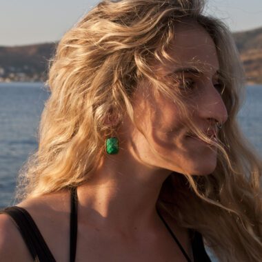 Χειροποίητα σκουλαρίκια Anna σε σχήμα γάντζου με εντυπωσιακές πράσινες πέτρες, σχεδιασμένα από τη Sunny Designs. Αυτά τα κομψά και ελαφριά σκουλαρίκια προσφέρουν μια αναζωογονητική πινελιά χρώματος σε κάθε εμφάνιση και είναι ιδανικά για καθημερινές ή επίσημες περιστάσεις, αποτελώντας την τέλεια επιλογή δώρου για γυναίκες που αγαπούν τα μοναδικά, χειροποίητα κοσμήματα. Anna's hook earrings, green stone earrings, handmade hook earrings, green gemstone jewelry, Sunny Designs earrings, artisan earrings, women’s earrings, unique gift, boho earrings, lightweight earrings, colorful earrings, handcrafted jewelry, stylish hook earrings, green jewelry, fashion earrings