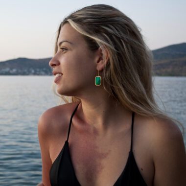 Χειροποίητα σκουλαρίκια Anna σε σχήμα γάντζου με εντυπωσιακές πράσινες πέτρες, σχεδιασμένα από τη Sunny Designs. Αυτά τα κομψά και ελαφριά σκουλαρίκια προσφέρουν μια αναζωογονητική πινελιά χρώματος σε κάθε εμφάνιση και είναι ιδανικά για καθημερινές ή επίσημες περιστάσεις, αποτελώντας την τέλεια επιλογή δώρου για γυναίκες που αγαπούν τα μοναδικά, χειροποίητα κοσμήματα. Anna's hook earrings, green stone earrings, handmade hook earrings, green gemstone jewelry, Sunny Designs earrings, artisan earrings, women’s earrings, unique gift, boho earrings, lightweight earrings, colorful earrings, handcrafted jewelry, stylish hook earrings, green jewelry, fashion earrings