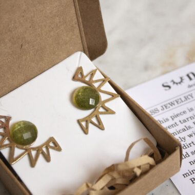 sun earrings khaki stone, handmade sun jewelry, khaki stone earrings, Sunny Designs earrings, earthy jewelry, boho sun earrings, artisan handmade earrings, natural stone accessories, σκουλαρίκια ήλιος, σκουλαρίκια με πέτρα χακί, χειροποίητα κοσμήματα, Sunny Designs σκουλαρίκια, γήινα κοσμήματα, boho κοσμήματα, πέτρα χακί, artisan κοσμήματα