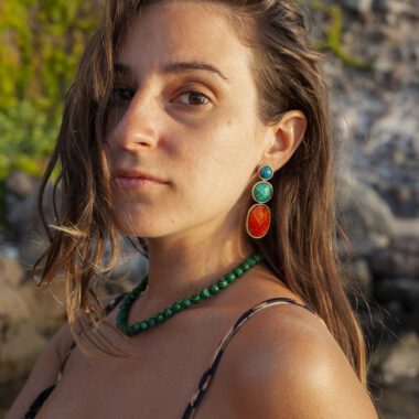 Boho Triplet II earrings in brass with turquoise, green, and orange accents, handmade bohemian jewelry full of color and playful movement. Unique artisan statement earrings, affordable wearable art by Sunny Designs small business.Σκουλαρίκια Boho Triplet II από ορείχαλκο με τιρκουάζ, πράσινες και πορτοκαλί λεπτομέρειες, χειροποίητα μποέμ κοσμήματα γεμάτα χρώμα και παιχνιδιάρικη κίνηση. Μοναδικά statement σκουλαρίκια τέχνης, προσιτά κοσμήματα-έργα τέχνης από τη μικρή επιχείρηση Sunny Designs.