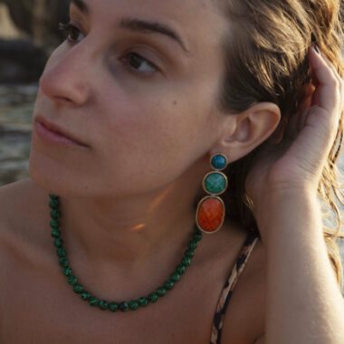 Boho Triplet II earrings in brass with turquoise, green, and orange accents, handmade bohemian jewelry full of color and playful movement. Unique artisan statement earrings, affordable wearable art by Sunny Designs small business.Σκουλαρίκια Boho Triplet II από ορείχαλκο με τιρκουάζ, πράσινες και πορτοκαλί λεπτομέρειες, χειροποίητα μποέμ κοσμήματα γεμάτα χρώμα και παιχνιδιάρικη κίνηση. Μοναδικά statement σκουλαρίκια τέχνης, προσιτά κοσμήματα-έργα τέχνης από τη μικρή επιχείρηση Sunny Designs.