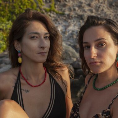Boho Triplet earrings in brass with turquoise, pink, and yellow accents, handmade bohemian jewelry full of color and movement. Playful artisan statement earrings, affordable wearable art created by Sunny Designs small business.Σκουλαρίκια Boho Triplet από ορείχαλκο με τιρκουάζ, ροζ και κίτρινες λεπτομέρειες, χειροποίητα μποέμ κοσμήματα γεμάτα χρώμα και κίνηση. Παιχνιδιάρικα statement σκουλαρίκια τέχνης, προσιτά κοσμήματα-έργα τέχνης από τη μικρή επιχείρηση Sunny Designs.