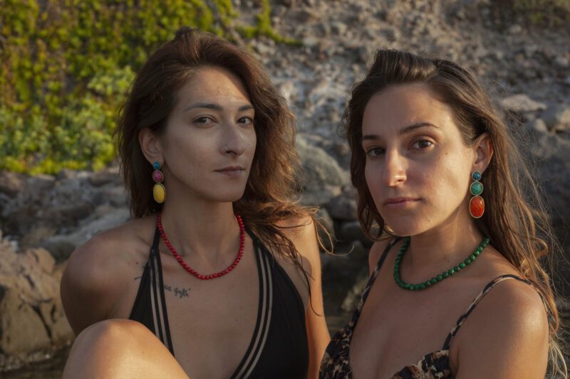 Boho Triplet earrings in brass with turquoise, pink, and yellow accents, handmade bohemian jewelry full of color and movement. Playful artisan statement earrings, affordable wearable art created by Sunny Designs small business.Σκουλαρίκια Boho Triplet από ορείχαλκο με τιρκουάζ, ροζ και κίτρινες λεπτομέρειες, χειροποίητα μποέμ κοσμήματα γεμάτα χρώμα και κίνηση. Παιχνιδιάρικα statement σκουλαρίκια τέχνης, προσιτά κοσμήματα-έργα τέχνης από τη μικρή επιχείρηση Sunny Designs.