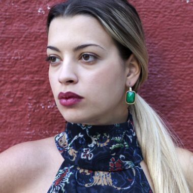 Empress hoop earrings with green stone, handmade brass hoops, bold statement jewelry, affordable wearable art, unique artisan accessories, celestial-inspired handmade earrings by Sunny Designs small business.Σκουλαρίκια Empress κρίκοι με πράσινη πέτρα, χειροποίητοι κρίκοι από ορείχαλκο, εντυπωσιακά statement κοσμήματα, προσιτά κοσμήματα-έργα τέχνης, μοναδικά αξεσουάρ χειροποίητης κατασκευής, σκουλαρίκια εμπνευσμένα από τον ουρανό από τη μικρή επιχείρηση Sunny Designs.