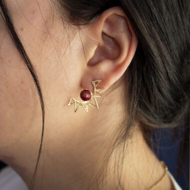 sun earrings pomegranate stone, handmade sun jewelry, pomegranate stone earrings, Sunny Designs earrings, warm toned jewelry, boho sun earrings, artisan handmade earrings, colorful stone accessories σκουλαρίκια ήλιος, σκουλαρίκια με πέτρα ρόδι, χειροποίητα κοσμήματα, Sunny Designs σκουλαρίκια, ζεστά χρώματα κοσμήματα, boho κοσμήματα, πέτρα ρόδι, artisan κοσμήματα