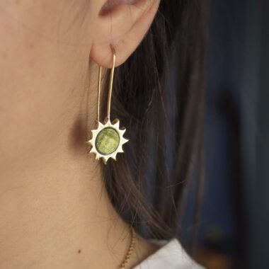 brass sun earrings, khaki stone earrings, handmade earrings, Sunny Designs jewelry, boho brass earrings, Greek handmade jewelry, olive green earrings σκουλαρίκια ήλιος, σκουλαρίκια με χακί πέτρα, χειροποίητα σκουλαρίκια, Sunny Designs κόσμημα, ελληνικά κοσμήματα, σκουλαρίκια ορείχαλκος, σκουλαρίκια σε πράσινη απόχρωση