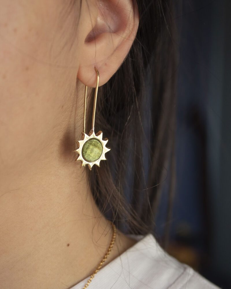 brass sun earrings, khaki stone earrings, handmade earrings, Sunny Designs jewelry, boho brass earrings, Greek handmade jewelry, olive green earrings σκουλαρίκια ήλιος, σκουλαρίκια με χακί πέτρα, χειροποίητα σκουλαρίκια, Sunny Designs κόσμημα, ελληνικά κοσμήματα, σκουλαρίκια ορείχαλκος, σκουλαρίκια σε πράσινη απόχρωση