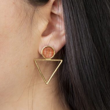 triangle earrings orange stone, geometric earrings, bold color earrings, handmade jewelry Greece, Sunny Designs earrings, modern boho style, orange gemstone earrings, minimalist triangle jewelry. σκουλαρίκια τρίγωνο πορτοκαλί πέτρα, γεωμετρικά σκουλαρίκια, έντονα χρώματα κοσμήματα, Sunny Designs Ελλάδα, χειροποίητα σκουλαρίκια, πορτοκαλί ημιπολύτιμη πέτρα, μοντέρνα σκουλαρίκια, minimal κοσμήματα