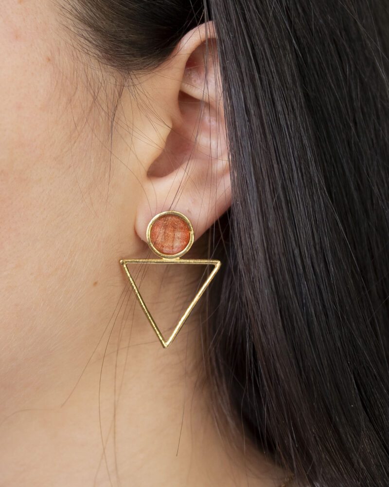 triangle earrings orange stone, geometric earrings, bold color earrings, handmade jewelry Greece, Sunny Designs earrings, modern boho style, orange gemstone earrings, minimalist triangle jewelry. σκουλαρίκια τρίγωνο πορτοκαλί πέτρα, γεωμετρικά σκουλαρίκια, έντονα χρώματα κοσμήματα, Sunny Designs Ελλάδα, χειροποίητα σκουλαρίκια, πορτοκαλί ημιπολύτιμη πέτρα, μοντέρνα σκουλαρίκια, minimal κοσμήματα