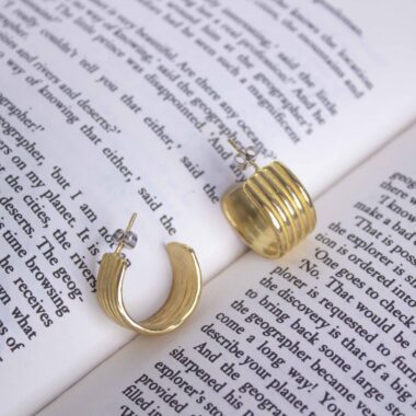 Poppy Hoops earrings, handmade brass earrings with bold 4-line hoop design. Unique artisan statement jewelry, affordable wearable art, modern handmade accessories created by Sunny Designs small business.Σκουλαρίκια Poppy Hoops, χειροποίητα σκουλαρίκια από ορείχαλκο με εντυπωσιακό σχέδιο κρίκου 4 γραμμών. Μοναδικά statement κοσμήματα τέχνης, προσιτά χειροποίητα αξεσουάρ, σύγχρονα κοσμήματα από τη μικρή επιχείρηση Sunny Designs.