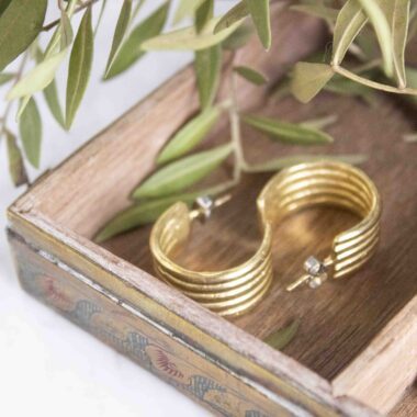 Poppy Hoops earrings, handmade brass earrings with bold 4-line hoop design. Unique artisan statement jewelry, affordable wearable art, modern handmade accessories created by Sunny Designs small business.Σκουλαρίκια Poppy Hoops, χειροποίητα σκουλαρίκια από ορείχαλκο με εντυπωσιακό σχέδιο κρίκου 4 γραμμών. Μοναδικά statement κοσμήματα τέχνης, προσιτά χειροποίητα αξεσουάρ, σύγχρονα κοσμήματα από τη μικρή επιχείρηση Sunny Designs.