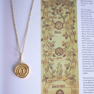 Spiral necklace, handmade artisan pendant in 24k gold plated brass on stainless steel chain, symbolic spiral jewelry representing growth and eternity, boho chic necklace, unique handmade small business accessory by Sunny Designs, Κολιέ Spiral, χειροποίητο μενταγιόν σπείρας από ορείχαλκο επιχρυσωμένο 24 καράτια σε ατσάλινη αλυσίδα, συμβολικό κόσμημα που αντιπροσωπεύει την ανάπτυξη και την αιωνιότητα, boho χειροποίητο κόσμημα Sunny Designs