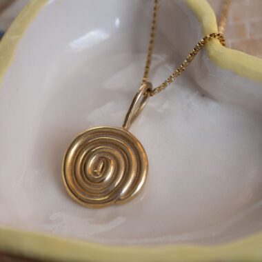 Spiral necklace, handmade artisan pendant in 24k gold plated brass on stainless steel chain, symbolic spiral jewelry representing growth and eternity, boho chic necklace, unique handmade small business accessory by Sunny Designs, Κολιέ Spiral, χειροποίητο μενταγιόν σπείρας από ορείχαλκο επιχρυσωμένο 24 καράτια σε ατσάλινη αλυσίδα, συμβολικό κόσμημα που αντιπροσωπεύει την ανάπτυξη και την αιωνιότητα, boho χειροποίητο κόσμημα Sunny Designs