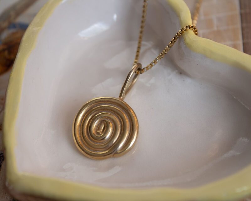 Spiral necklace, handmade artisan pendant in 24k gold plated brass on stainless steel chain, symbolic spiral jewelry representing growth and eternity, boho chic necklace, unique handmade small business accessory by Sunny Designs, Κολιέ Spiral, χειροποίητο μενταγιόν σπείρας από ορείχαλκο επιχρυσωμένο 24 καράτια σε ατσάλινη αλυσίδα, συμβολικό κόσμημα που αντιπροσωπεύει την ανάπτυξη και την αιωνιότητα, boho χειροποίητο κόσμημα Sunny Designs