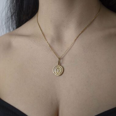Spiral necklace, handmade artisan pendant in 24k gold plated brass on stainless steel chain, symbolic spiral jewelry representing growth and eternity, boho chic necklace, unique handmade small business accessory by Sunny Designs, Κολιέ Spiral, χειροποίητο μενταγιόν σπείρας από ορείχαλκο επιχρυσωμένο 24 καράτια σε ατσάλινη αλυσίδα, συμβολικό κόσμημα που αντιπροσωπεύει την ανάπτυξη και την αιωνιότητα, boho χειροποίητο κόσμημα Sunny Designs