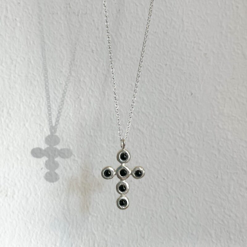 silver 925, ασημένιος σταυρος 925 με πετρες μαυρο σπινελιο, πετρα για θετική ενεργεια , ημιπολυτιμη πετρα σε σταυρό, ασημενιος χειροποιητος σταυρος κολιε, χειροποιητα κοσμήματα, χειροποιητα ασημενια κοσμηματα αθηνα. sunny designs