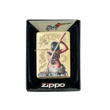 Mazzi® Οι διπλές διεργασίες συνδυάζονται στην μπροστινή επιφάνεια αυτού του αναπτήρα High Polish Brass. Η λάμψη και η έγχρωμη απεικόνιση δημιουργούν ένα περίπλοκο σχέδιο εμπνευσμένο από δράκο.Zippo lighter fuel. men gift, gift for man, anaptiras zippo, kalo dwro gia antra, αντιρκό δωρο , δωρο για καπνιστές, αναπτηρας ζιππο, δωρα μοσχάτο, αντικό δώρο μοσχάτο, Κόντης δώρα, skeletos