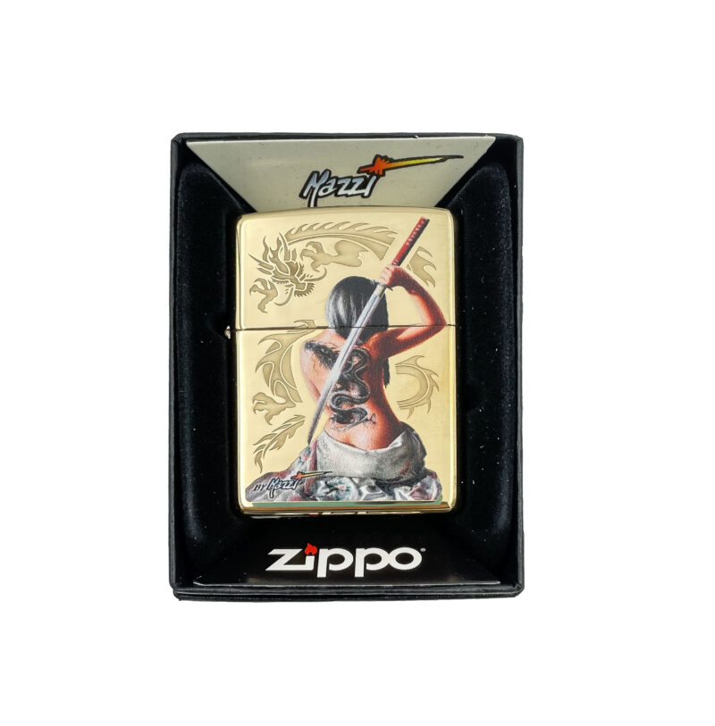Mazzi® Οι διπλές διεργασίες συνδυάζονται στην μπροστινή επιφάνεια αυτού του αναπτήρα High Polish Brass. Η λάμψη και η έγχρωμη απεικόνιση δημιουργούν ένα περίπλοκο σχέδιο εμπνευσμένο από δράκο.Zippo lighter fuel. men gift, gift for man, anaptiras zippo, kalo dwro gia antra, αντιρκό δωρο , δωρο για καπνιστές, αναπτηρας ζιππο, δωρα μοσχάτο, αντικό δώρο μοσχάτο, Κόντης δώρα, skeletos
