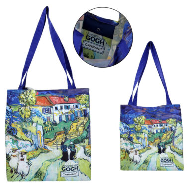 "Elevate your style with our V. van Gogh-inspired tote bag by Carmani, adorned with the picturesque 'Country Road' design. This 39x44cm tote, complete with an interior pocket, seamlessly blends art and fashion, making it the perfect accessory for art enthusiasts and fashion-forward individuals." "Αναβαθμίστε το στυλ σας με την τσάντα tote της Carmani, εμπνευσμένη από τον V. van Gogh και διακοσμημένη με τον γραφικό σχεδιασμό 'Χώρος της Εξοχής'. Αυτή η τσάντα διαστάσεων 39x44cm, με εσωτερική τσέπη, συνδυάζει αρμονικά την τέχνη και τη μόδα, καθιστώντας την ιδανική αξεσουάρ για λάτρεις της τέχνης και εκείνους που ακολουθούν τις τελευταίες τάσεις."