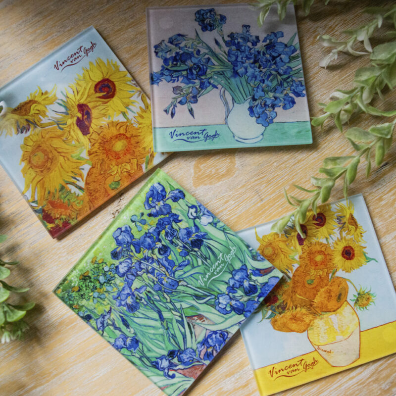 "Αναβαθμίστε τη διακόσμηση του τραπεζιού σας με το 'Σετ 4 Γυάλινα Ποτήρια - V. van Gogh (CARMANI).' Αυτά τα στυλάτα τετράγωνα υποκοριστήρια για φλυτζάνια παρουσιάζουν έργα ζωγραφικής εμπνευσμένα από τον Van Gogh. Κατασκευασμένα από εύκολα καθαριζόμενο γυαλί με σταθερή σιλικόνη κάτω από το γυαλί, αναδεικνύουν ένα μοναδικό design και προσεγμένη εργασία. Με διαστάσεις 10,5x10,5εκ., αυτά τα υποκοριστήρια αναδεικνύουν τον σχεδιασμό κάθε εσωτερικού χώρου." "Elevate your table setting with the 'Set of 4 Glass Coasters - V. van Gogh (CARMANI).' These stylish square-shaped mug coasters feature paintings inspired by Van Gogh. Crafted from easy-to-clean glass with stable silicon underneath, they showcase a unique design and meticulous workmanship. Sized at 10.5x10.5cm, these coasters accentuate the design of every interior."