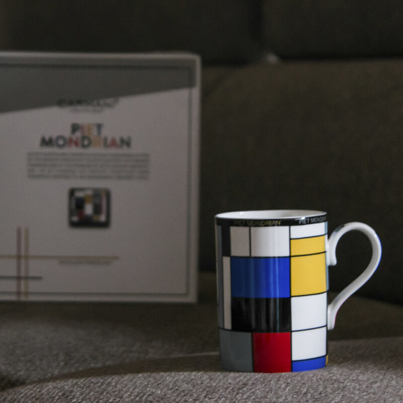 "Elevate your coffee experience with the 'Composition A' Mug by P. Mondrian from Carmani, crafted from excellent porcelain with a 380ml capacity. The simple shape of the cup, paired with its original, modern design, makes it an ideal gift for lovers of contemporary art. Mondrian's profound impact on the development of abstractionism in painting adds an extra layer of artistic significance to this exquisite piece." "Αναβαθμίστε την εμπειρία του καφέ σας με το 'Composition A' Mug από τον P. Mondrian της Carmani, κατασκευασμένο από εξαιρετική πορσελάνη χωρητικότητας 380ml. Η απλή σχήματος κούπα σε συνδυασμό με το πρωτότυπο, μοντέρνο σχέδιό της, την καθιστούν ιδανικό δώρο για τους λάτρεις της σύγχρονης τέχνης. Η σημαντική επίδραση του Mondrian στην ανάπτυξη του αφαιρετικισμού στη ζωγραφική προσθέτει ένα επιπλέον επίπεδο καλλιτεχνικής σημασίας σε αυτό το εκλεπτυσμένο έργο."