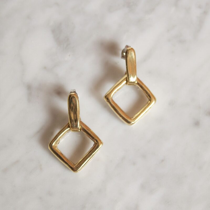 rhombus brass earrings, geometric brass jewelry, minimalist statement earrings, brass moving earrings, handmade Greek earrings, Sunny Designs jewelry σκουλαρίκια ρόμβος, γεωμετρικά σκουλαρίκια, σκουλαρίκια με κίνηση, χειροποίητα σκουλαρίκια ορείχαλκος, minimal κοσμήματα, Sunny Designs