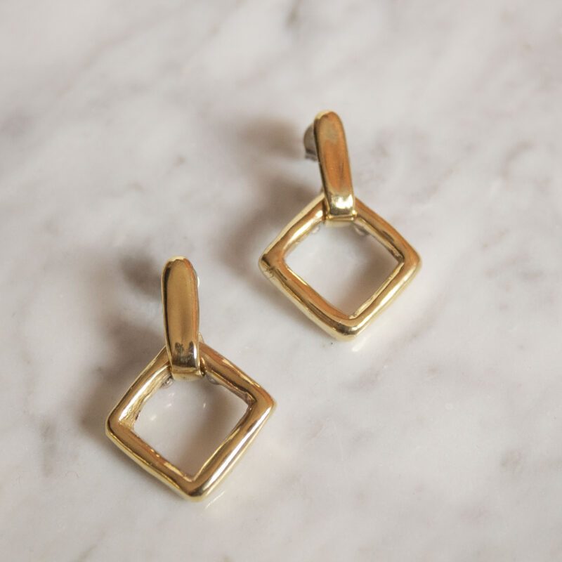 rhombus brass earrings, geometric brass jewelry, minimalist statement earrings, brass moving earrings, handmade Greek earrings, Sunny Designs jewelry σκουλαρίκια ρόμβος, γεωμετρικά σκουλαρίκια, σκουλαρίκια με κίνηση, χειροποίητα σκουλαρίκια ορείχαλκος, minimal κοσμήματα, Sunny Designs