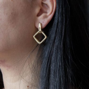 rhombus brass earrings, geometric brass jewelry, minimalist statement earrings, brass moving earrings, handmade Greek earrings, Sunny Designs jewelry σκουλαρίκια ρόμβος, γεωμετρικά σκουλαρίκια, σκουλαρίκια με κίνηση, χειροποίητα σκουλαρίκια ορείχαλκος, minimal κοσμήματα, Sunny Designs