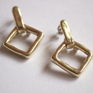 rhombus brass earrings, geometric brass jewelry, minimalist statement earrings, brass moving earrings, handmade Greek earrings, Sunny Designs jewelry σκουλαρίκια ρόμβος, γεωμετρικά σκουλαρίκια, σκουλαρίκια με κίνηση, χειροποίητα σκουλαρίκια ορείχαλκος, minimal κοσμήματα, Sunny Designs