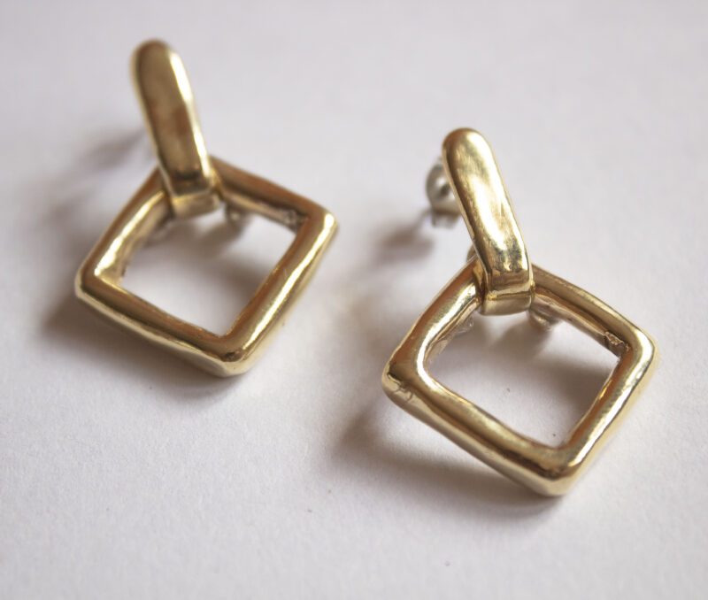rhombus brass earrings, geometric brass jewelry, minimalist statement earrings, brass moving earrings, handmade Greek earrings, Sunny Designs jewelry σκουλαρίκια ρόμβος, γεωμετρικά σκουλαρίκια, σκουλαρίκια με κίνηση, χειροποίητα σκουλαρίκια ορείχαλκος, minimal κοσμήματα, Sunny Designs