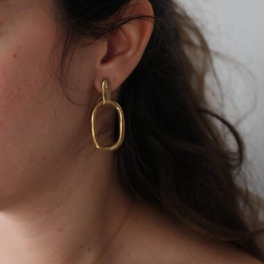oval brass earrings, bold shape earrings, minimalist statement earrings, handmade Greek jewelry, Sunny Designs earrings, sculptural brass jewelry, σκουλαρίκια οβάλ, τολμηρά σκουλαρίκια, σκουλαρίκια με κίνηση, κομψά σκουλαρίκια ορείχαλκος, Sunny Designs χειροποίητα, minimal σκουλαρίκια