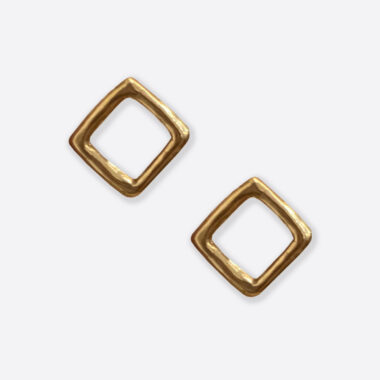 "Εικόνα σκουλαρίκια: Σκουλαρίκια σε σχήμα ρόμβου από χρυσό με ανοξείδωτη αλυσίδα. Αυτά τα σκουλαρίκια προσθέτουν λάμψη και κομψότητα σε κάθε εμφάνιση." "Earrings Image: Rhombus-shaped earrings in gold with a stainless steel chain. These earrings add sparkle and elegance to any outfit."