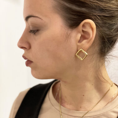"Εικόνα σκουλαρίκια: Σκουλαρίκια σε σχήμα ρόμβου από χρυσό με ανοξείδωτη αλυσίδα. Αυτά τα σκουλαρίκια προσθέτουν λάμψη και κομψότητα σε κάθε εμφάνιση." "Earrings Image: Rhombus-shaped earrings in gold with a stainless steel chain. These earrings add sparkle and elegance to any outfit."