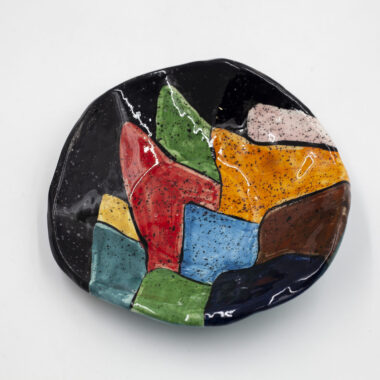 A ceramic handmade plate with mountains. Inspired from the series "the world". Κεραμικό χειροποίητο πιάτο με βουνά. Εμπνευσμένο από την σειρά "κόσμος". Ιδανικό για δώρο και προσωπική χρήση.