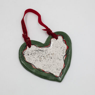 Handmade decorative ceramic heart for the wall. Χειροποίητη διακοσμητική κεραμική καρδιά για τον τοίχο. Ιδανικό για δώρο και προσωπική χρήση.