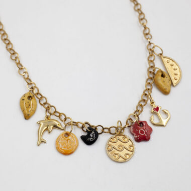 Stainless steel chain with ceramic charms and charms with variety of metals. Ατσάλινη αλυσίδα με κεραμικά μοτίφς και χρυσά από μείγμα μετάλλων.