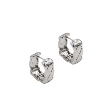 Close-up image of silver hoop square earrings, showcasing their sleek and classic design. Κοντινή εικόνα ασημένιων σκουλαρικιών σε σχήμα τετράγωνο, επιδεικνύοντας το λείο και κλασικό σχέδιό τους.