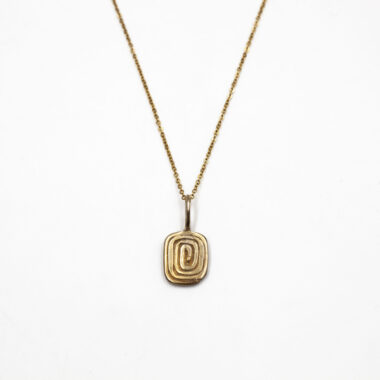 "Square image of a delicate spiral necklace made of 24k gold-plated brass, elegantly complemented by a stainless steel chain." "Τετραγωνο κολιέ σε σπειροειδή μορφή, κατασκευασμένο από ορείχαλκο επιχρυσωμένο με χρυσό 24 καρατίων, με αλυσίδα από ανοξείδωτο ατσάλι."