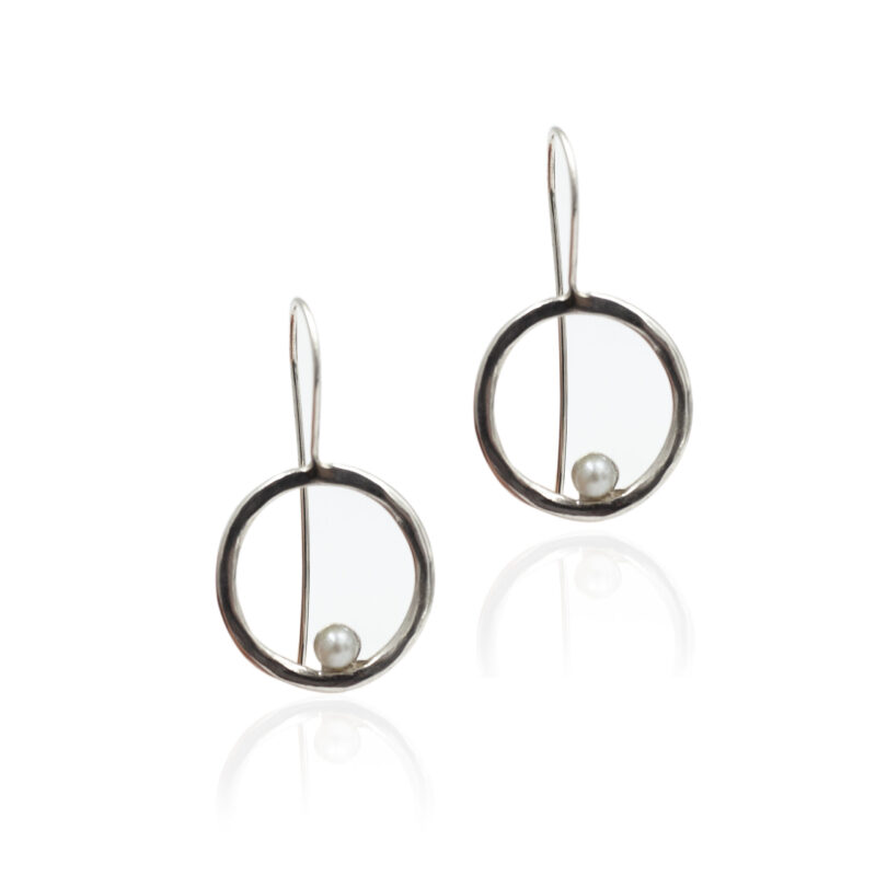 Circle-shaped earrings with hook fastening, crafted from sterling silver 925, featuring a pearl in the center for an elegant and classic look.""Σκουλαρίκια σε σχήμα κύκλου κατασκευασμένα από ασήμι 925, με μαργαριτάρι στο κέντρο για μια κομψή και κλασική εμφάνιση."