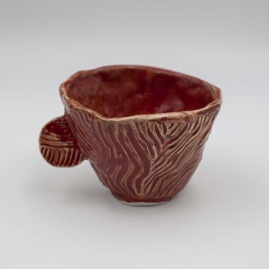 handmade ceramic mugs with a unique glazing technique. The mugs feature a rich, deep red color with subtle variations and textures, creating a visually captivating effect. The special glazing adds depth and dimension to the mugs' surface, making them both functional and aesthetically pleasing. κόκκινες χειροποίητες κεραμικές κούπες με ιδιαίτερη τεχνική γυάλώματος. Οι κούπες διαθέτουν ένα πλούσιο, βαθύ κόκκινο χρώμα με διακριτικές παραλλαγές και υφές, δημιουργώντας ένα οπτικά συναρπαστικό αποτέλεσμα. το γυαλωμα διαθέτει ένα βάθος κάνοντάς τα κεραμικά ταυτόχρονα λειτουργικά και αισθητικά ευχάριστα.