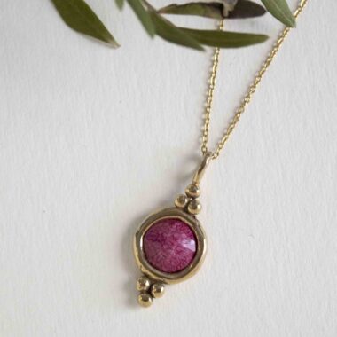 Harmony necklace with pink round stone, handmade artisan pendant in 24k gold plated brass on stainless steel chain, symbolic circle jewelry, boho gemstone necklace, unique handmade small business accessory by Sunny Designs Κολιέ Harmony με ροζ πέτρα, κομψό χειροποίητο επιχρυσωμένο σχέδιο 24 καρατίων, boho κόσμημα για layering ή καθημερινή χρήση, μοναδικό κόσμημα μικρής επιχείρησης Sunny Designs