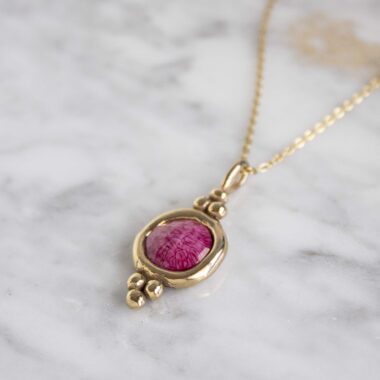 Harmony necklace with pink round stone, handmade artisan pendant in 24k gold plated brass on stainless steel chain, symbolic circle jewelry, boho gemstone necklace, unique handmade small business accessory by Sunny Designs Κολιέ Harmony με ροζ πέτρα, κομψό χειροποίητο επιχρυσωμένο σχέδιο 24 καρατίων, boho κόσμημα για layering ή καθημερινή χρήση, μοναδικό κόσμημα μικρής επιχείρησης Sunny Designs