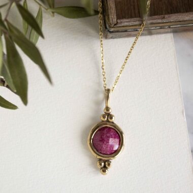 Harmony necklace with pink round stone, handmade artisan pendant in 24k gold plated brass on stainless steel chain, symbolic circle jewelry, boho gemstone necklace, unique handmade small business accessory by Sunny Designs Κολιέ Harmony με ροζ πέτρα, κομψό χειροποίητο επιχρυσωμένο σχέδιο 24 καρατίων, boho κόσμημα για layering ή καθημερινή χρήση, μοναδικό κόσμημα μικρής επιχείρησης Sunny Designs