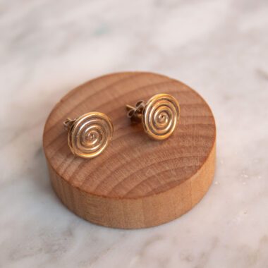 small spiral stud earrings, brass symbolic earrings, handmade Greek jewelry, minimalist studs, spiral shape earrings, Sunny Designs, σκουλαρίκια σπείρα, μικρά καρφάκια ορείχαλκος, συμβολικά σκουλαρίκια, minimal κοσμήματα, Sunny Designs, ελληνικά χειροποίητα σκουλαρίκια