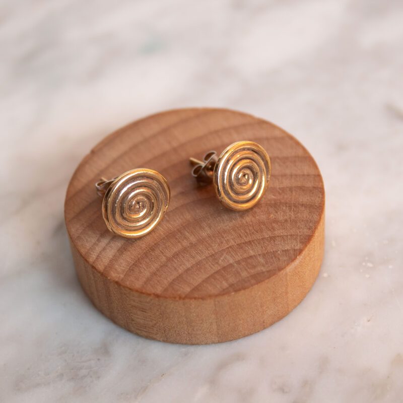 small spiral stud earrings, brass symbolic earrings, handmade Greek jewelry, minimalist studs, spiral shape earrings, Sunny Designs, σκουλαρίκια σπείρα, μικρά καρφάκια ορείχαλκος, συμβολικά σκουλαρίκια, minimal κοσμήματα, Sunny Designs, ελληνικά χειροποίητα σκουλαρίκια